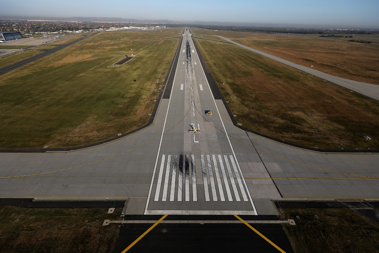 взлетно-посадочная полоса аэропорта будапешта