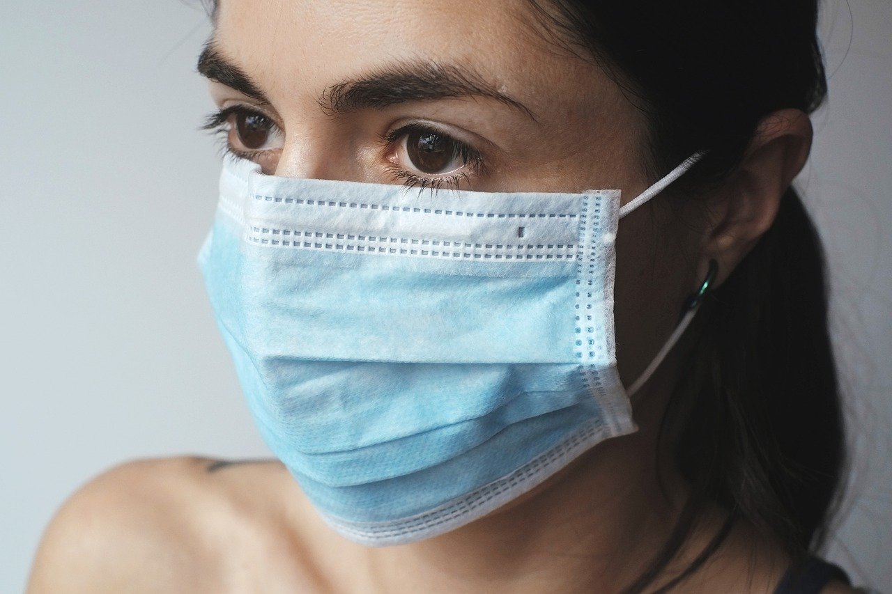 žena s maskom za koronavirus