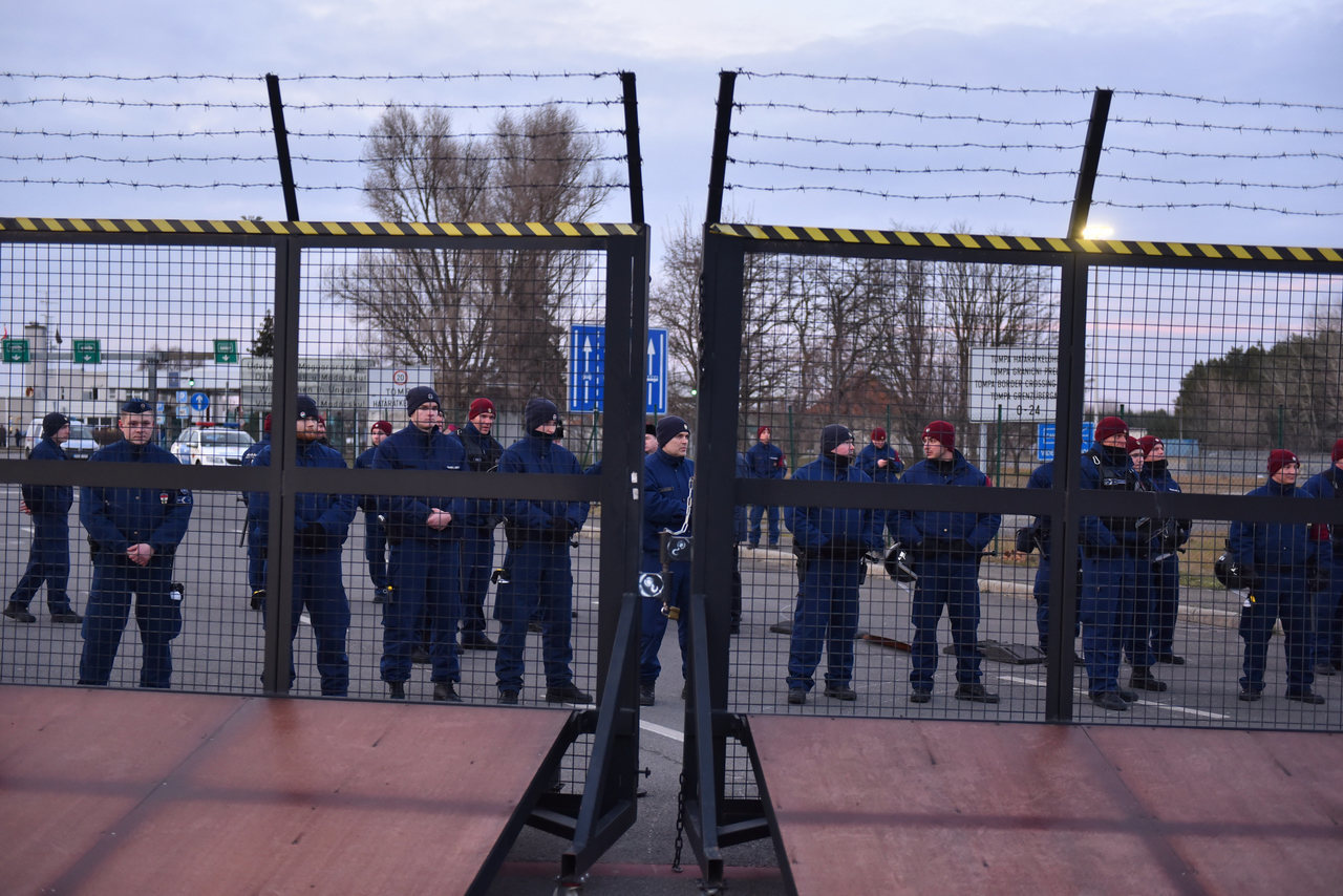 migration-hungary-border-police