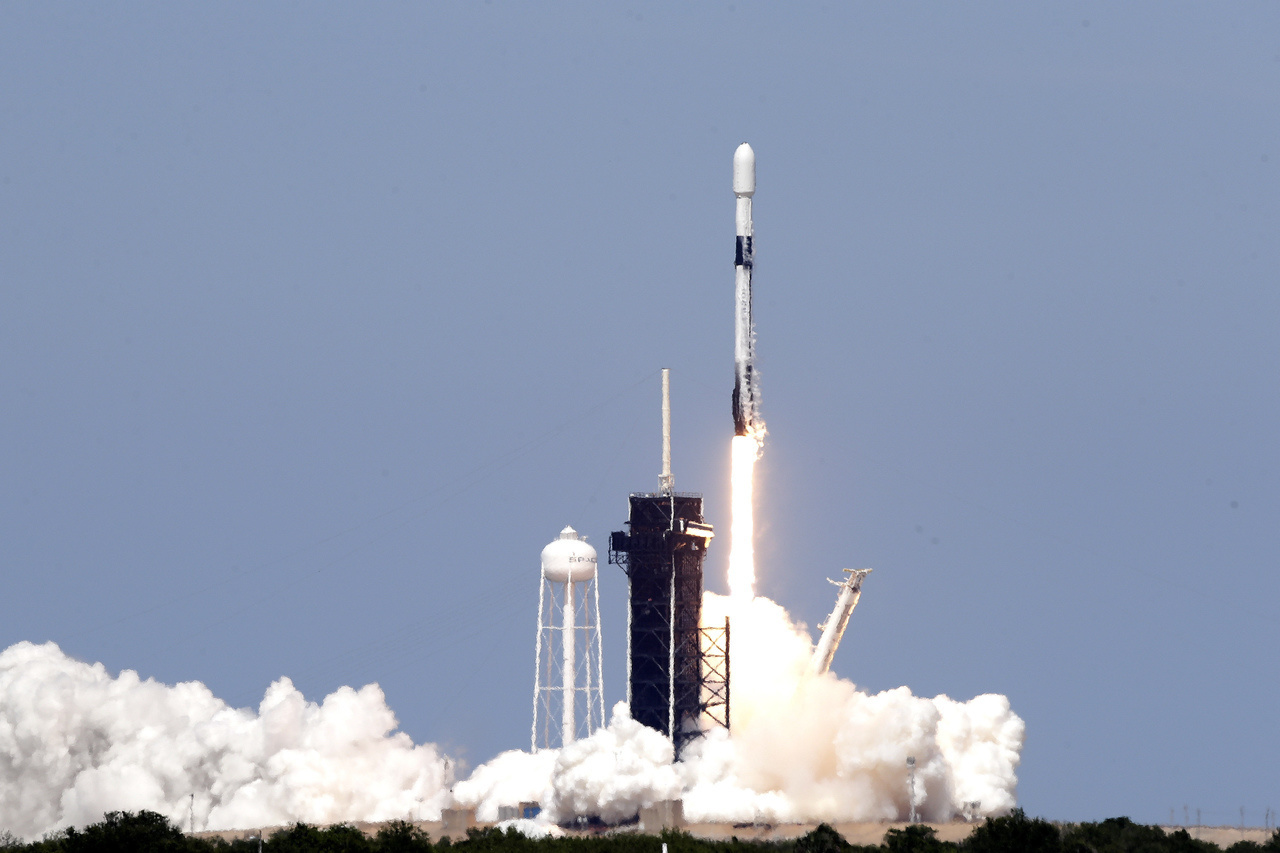 SpaceX a lansat al șaptelea lot de 60 de sateliți Starlink în spațiu