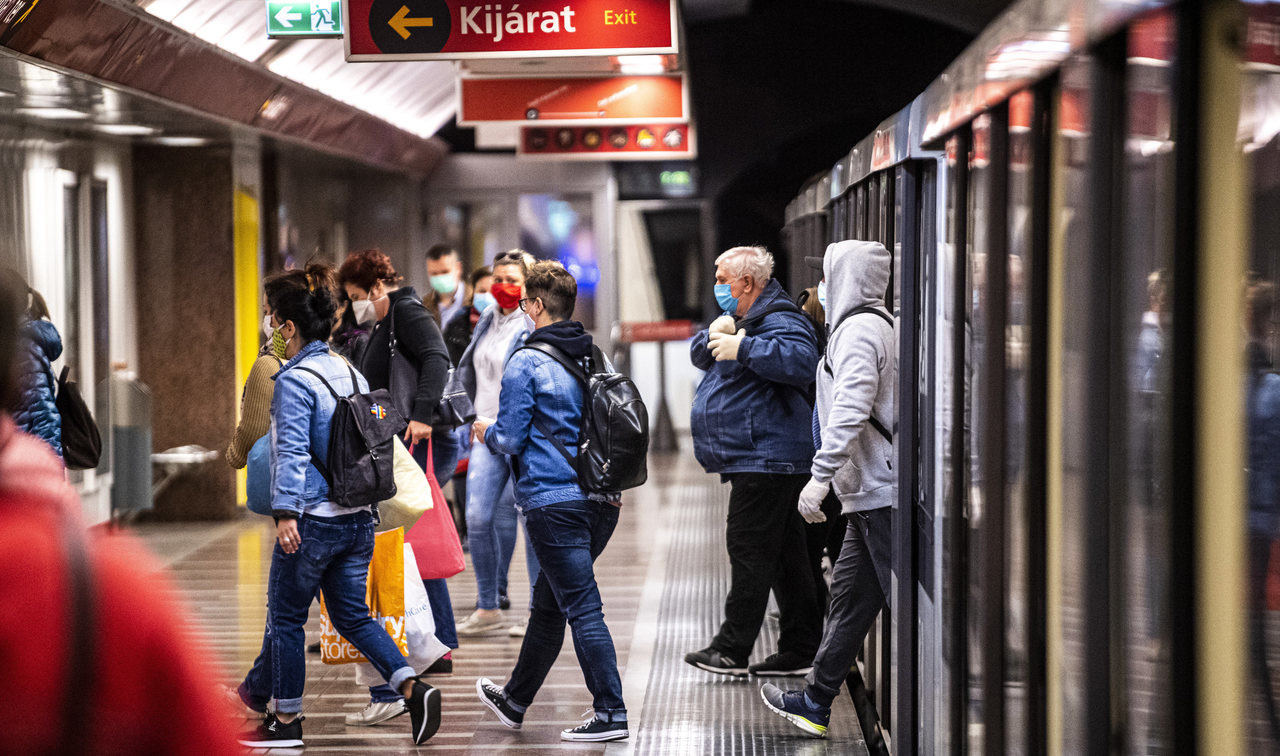 budapest-tube-metro-transport-people