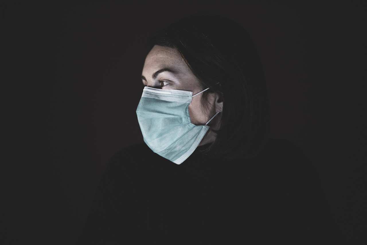 жінка в масці з коронавірусом