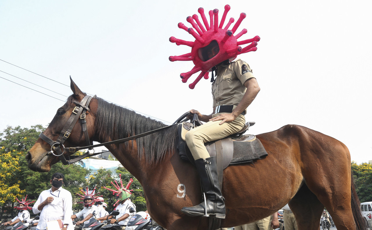 індійський поліцейський шолом з коронавірусом