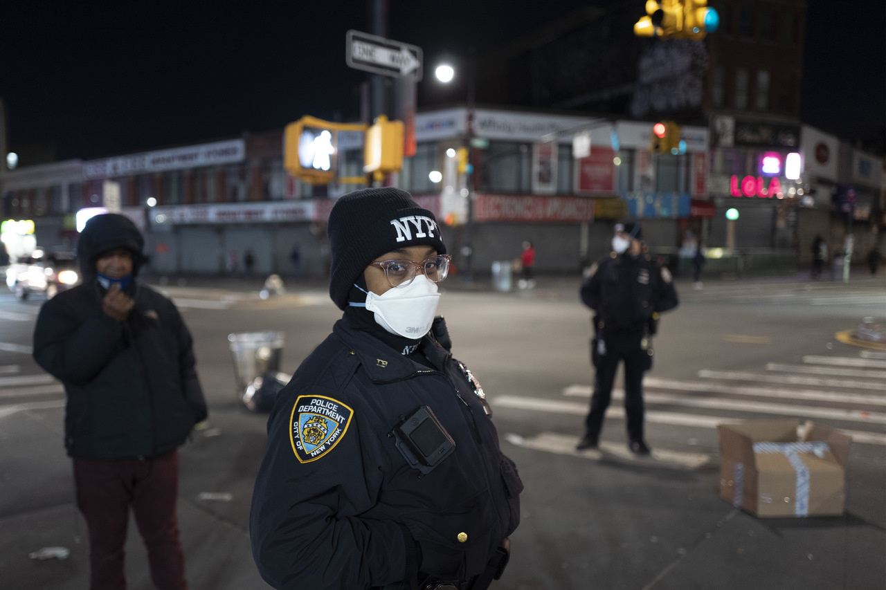 maschera da coronavirus della polizia di New York