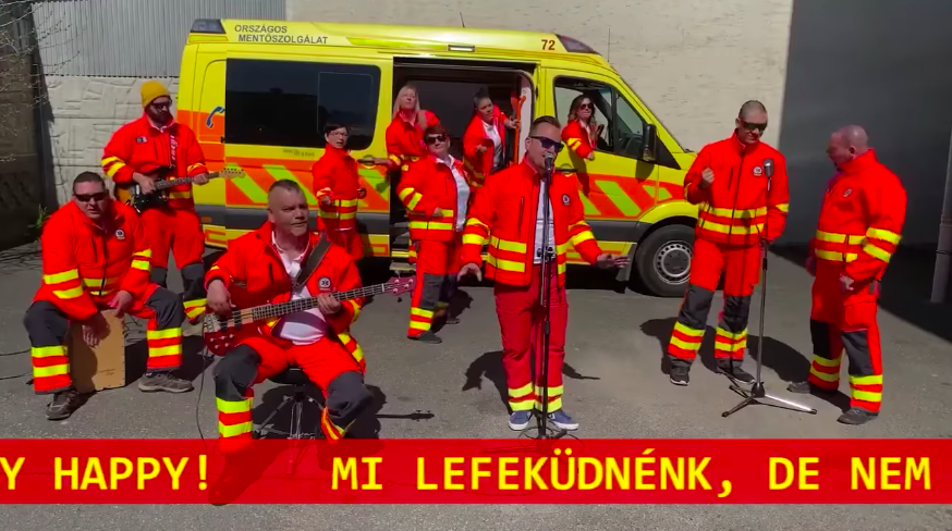 les ambulanciers chantent ne t'inquiète pas sois heureux