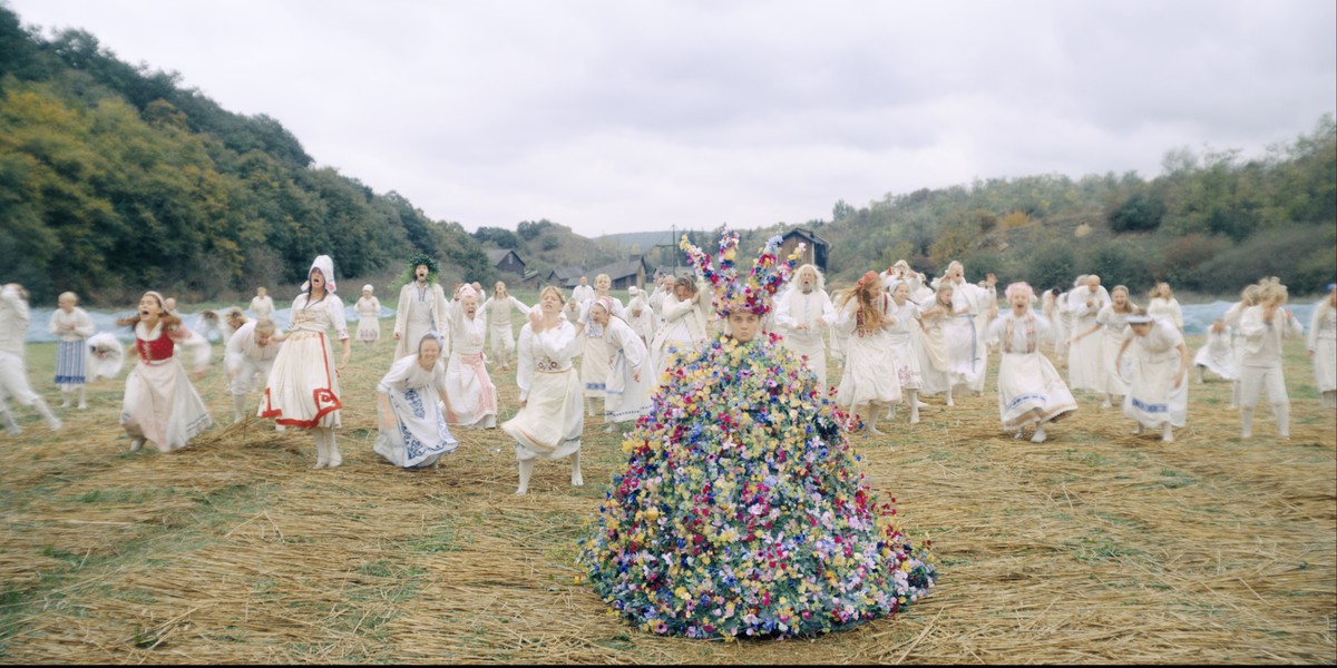 Květnové šaty královny Ruha Virág Film