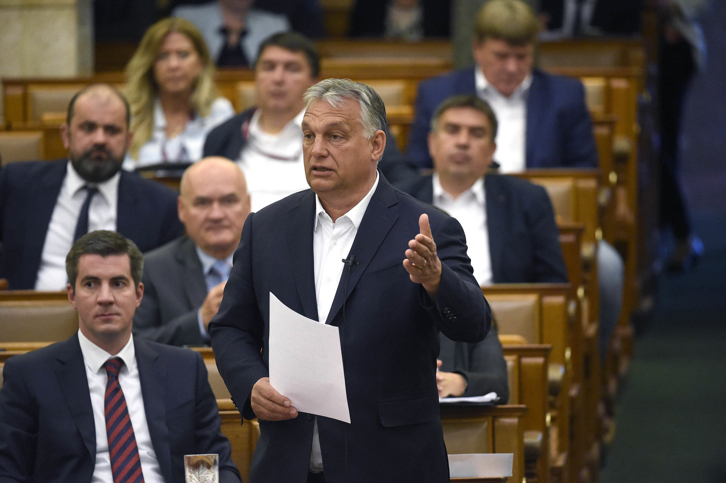 Орбан в парламенте