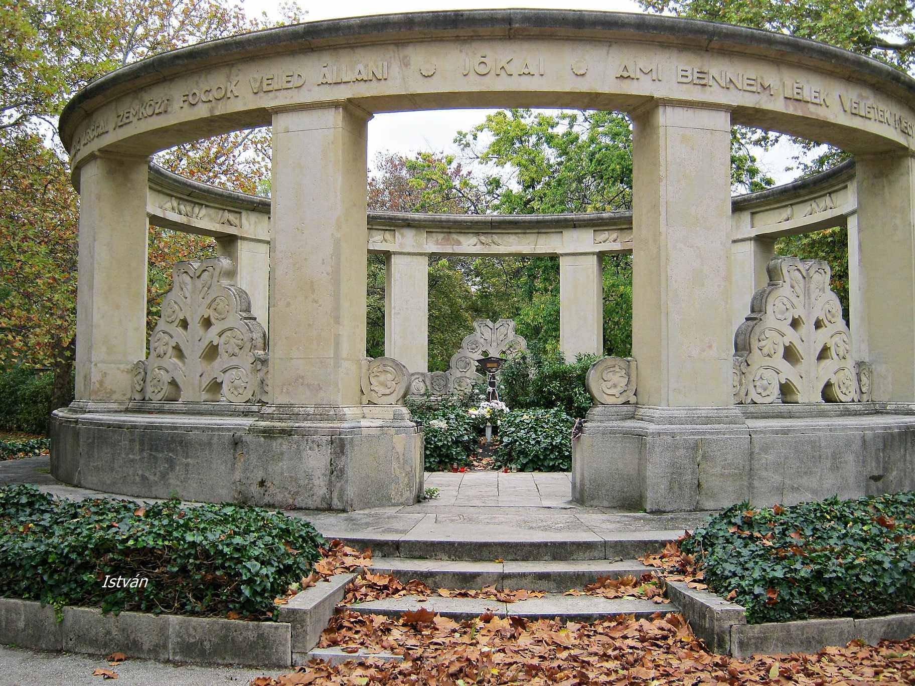 monumento-mór-jókai-síremléke