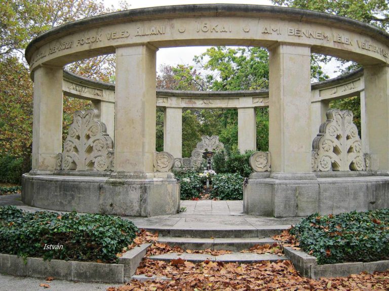 mór-jókai-síremléke-memorial