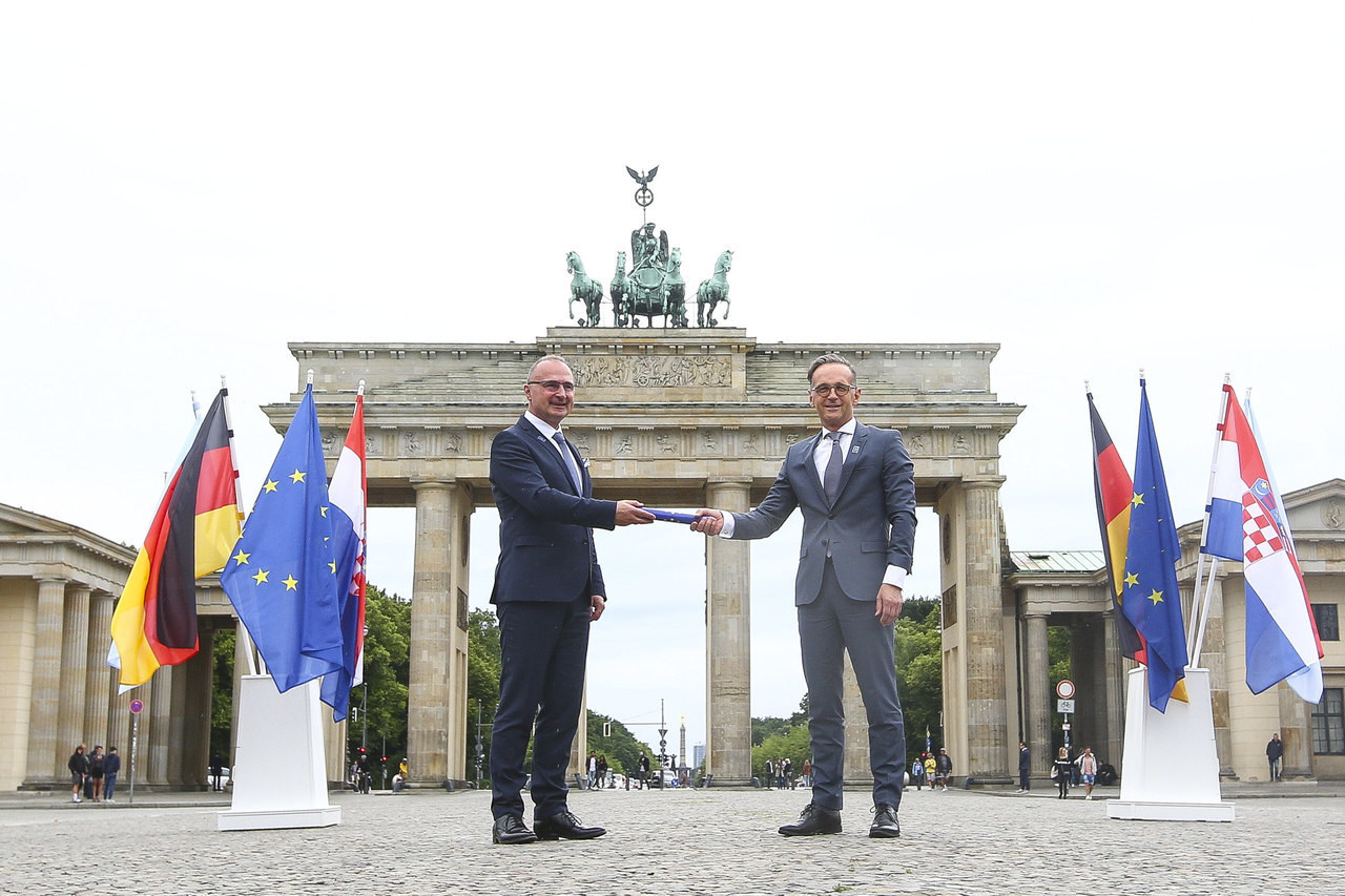 تتولى ألمانيا رئاسة الاتحاد الأوروبي في وقت عصيب يتسم بالوباء