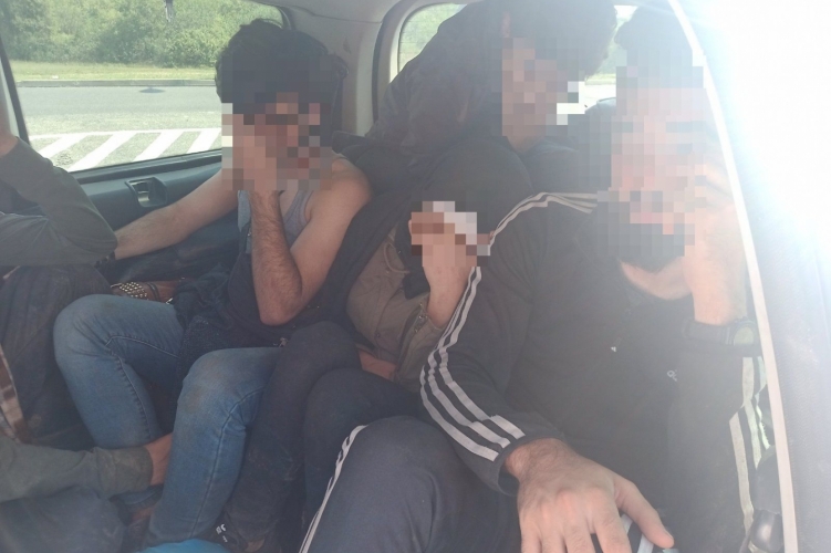 Two people smugglers, 21 illegal migrants apprehended in NW Hungary