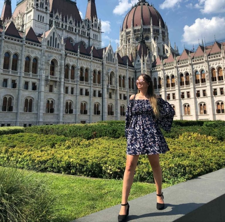 Fernanda Marx TikTok Budapest Parliament