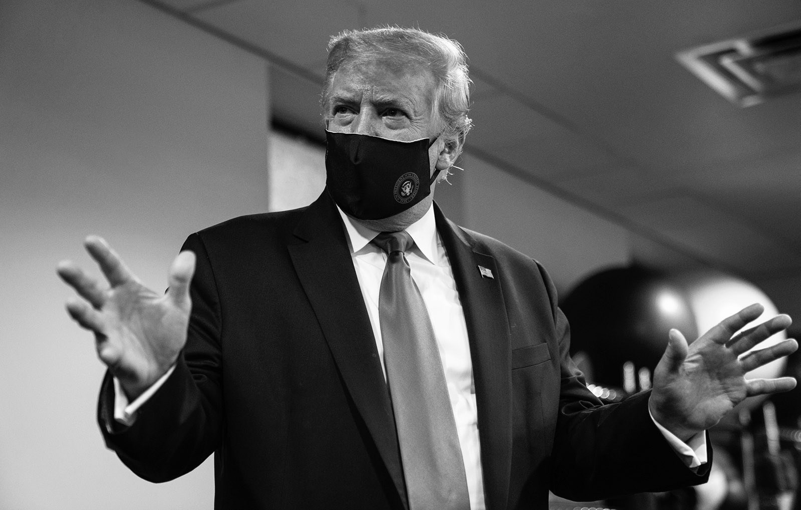 trump in mask