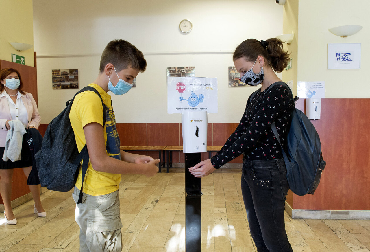 dezinfectare coronavirus-educatie-ungaria-scoala