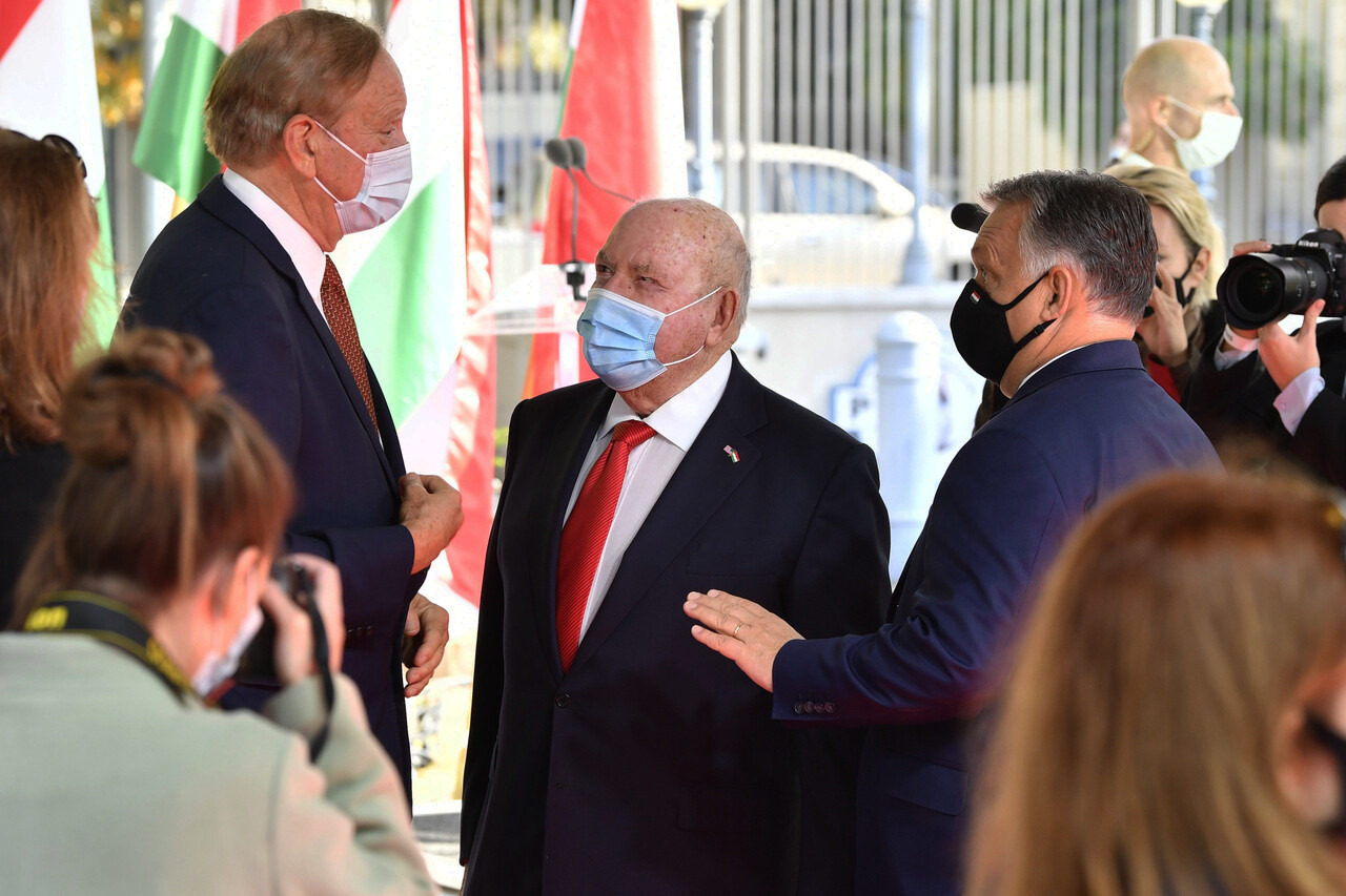 George Bush monument inaugrated in Budapest, Hungary 