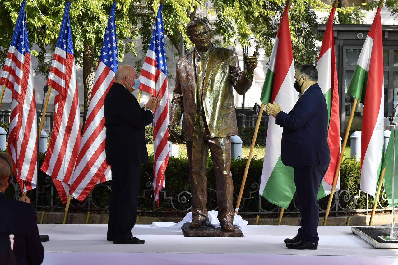 Открытие памятника Джорджу Бушу в Будапеште, Венгрия