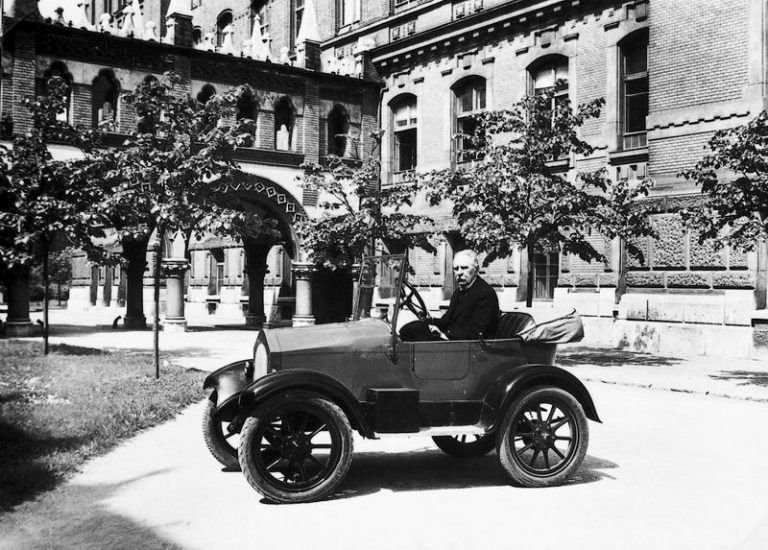 Csonka János with his designed car