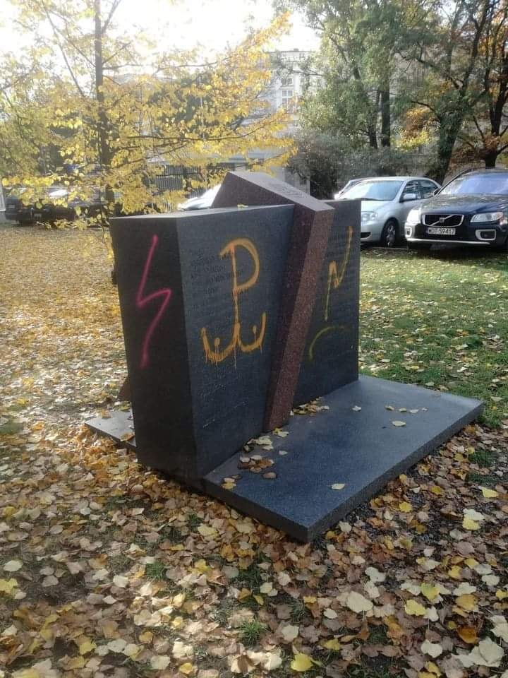 Hungarian monument damaged during Warsaw protests restored