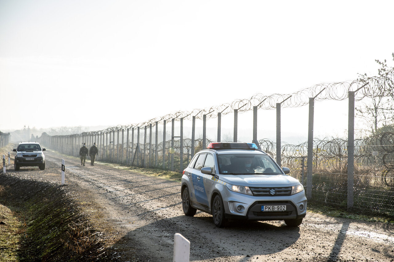 Hungary-border-fence-police-migration