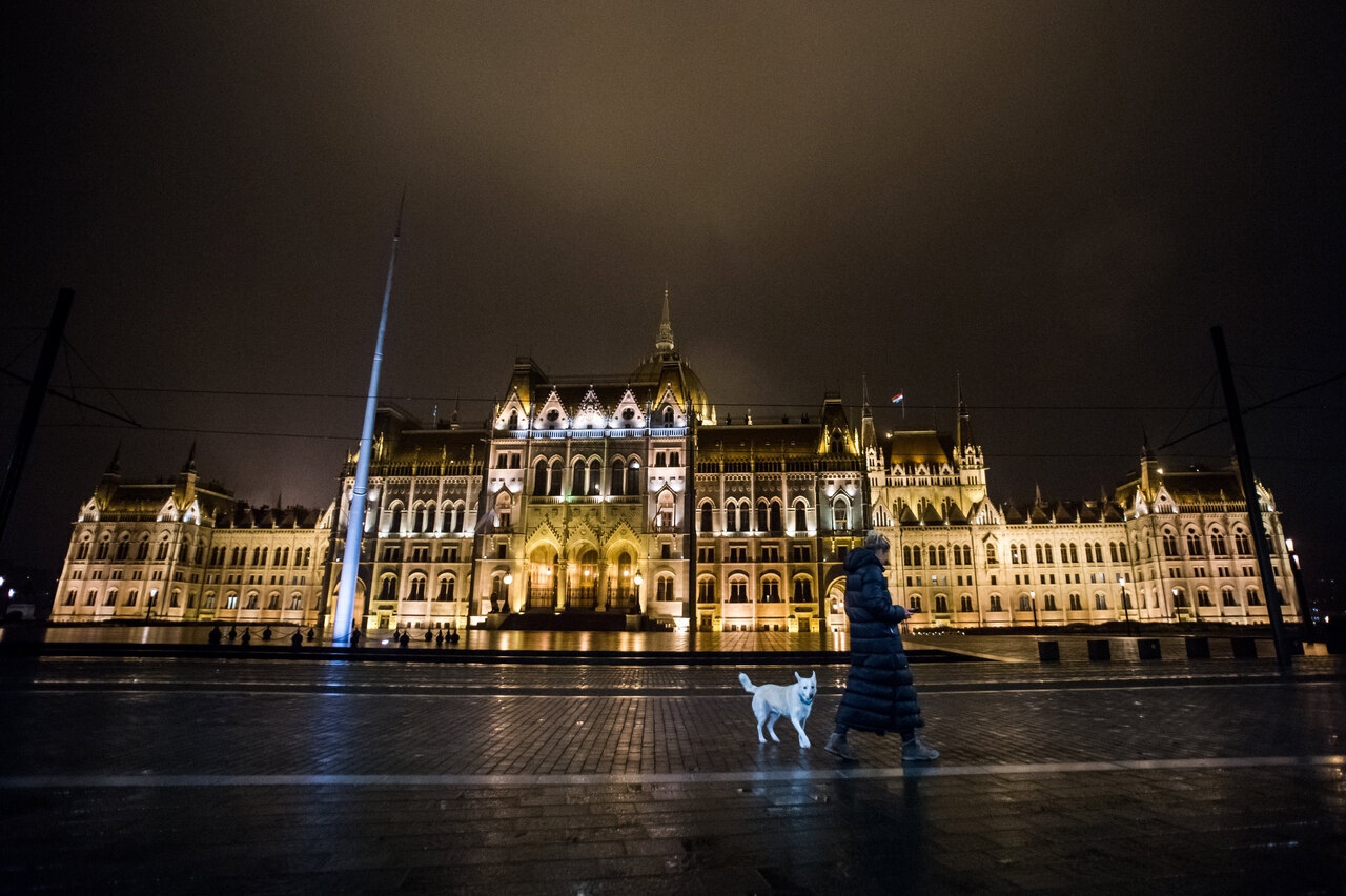 宵禁-布达佩斯-议会-匈牙利冠状病毒