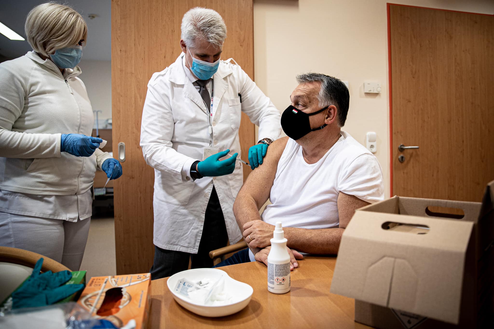 orbán se vacuna contra la gripe