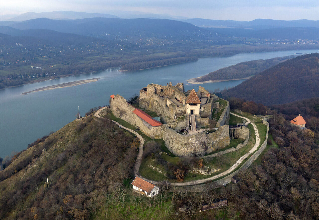 Zavoj Dunava i citadela u Višegradu, foto: MTI