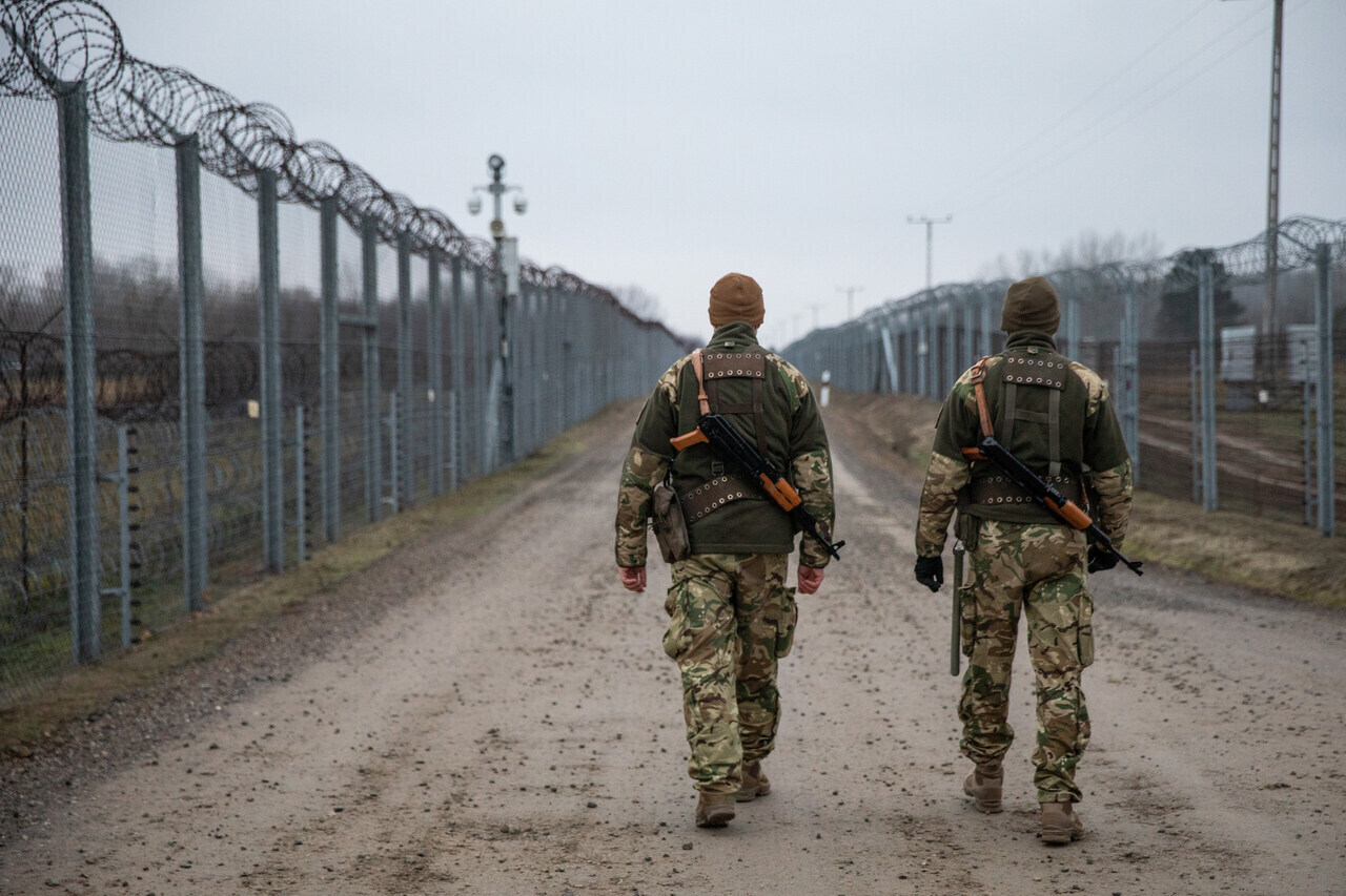 Migrationszaun-Ungarn-Soldaten