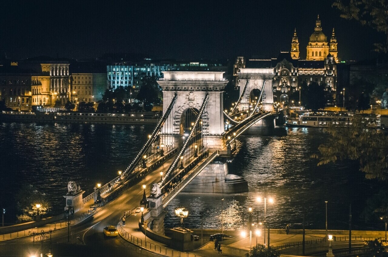 kettenbrücke budapest ungarn gebäude