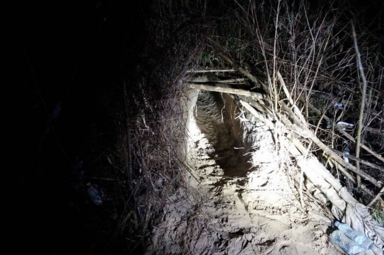 警方在塞匈边境发现新隧道