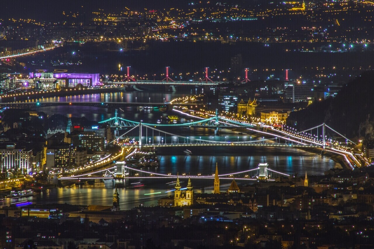 Unsplash notturno del ponte rsz_andras-kovacs-budapest
