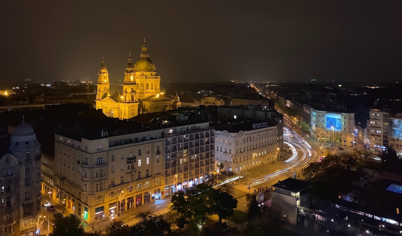 Budapest_night_buildings_unsplash