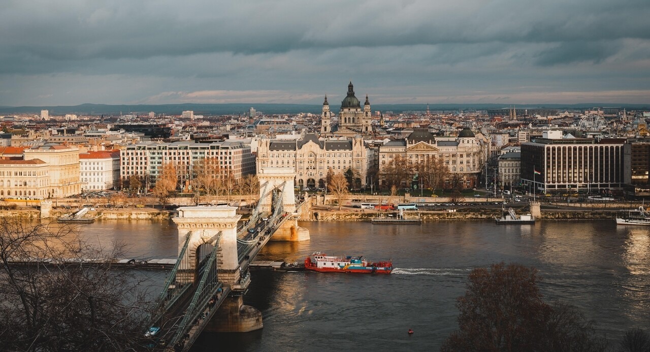 سلسلة جسر بودابست المجر المباني بانوراما