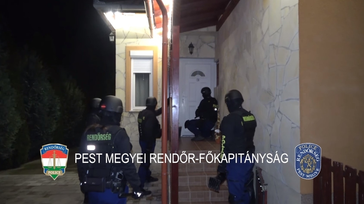 Arrestation en cours Police Rendőrség Letartóztatás Détention