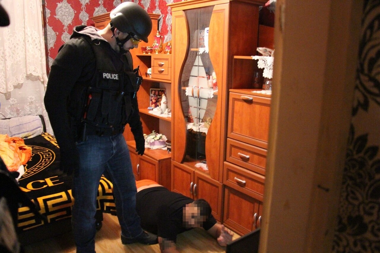 La policía húngara arresta a Letartóztatás Rendőrség 2