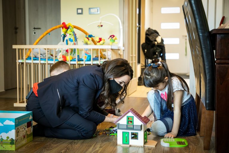 novák katalin with kids