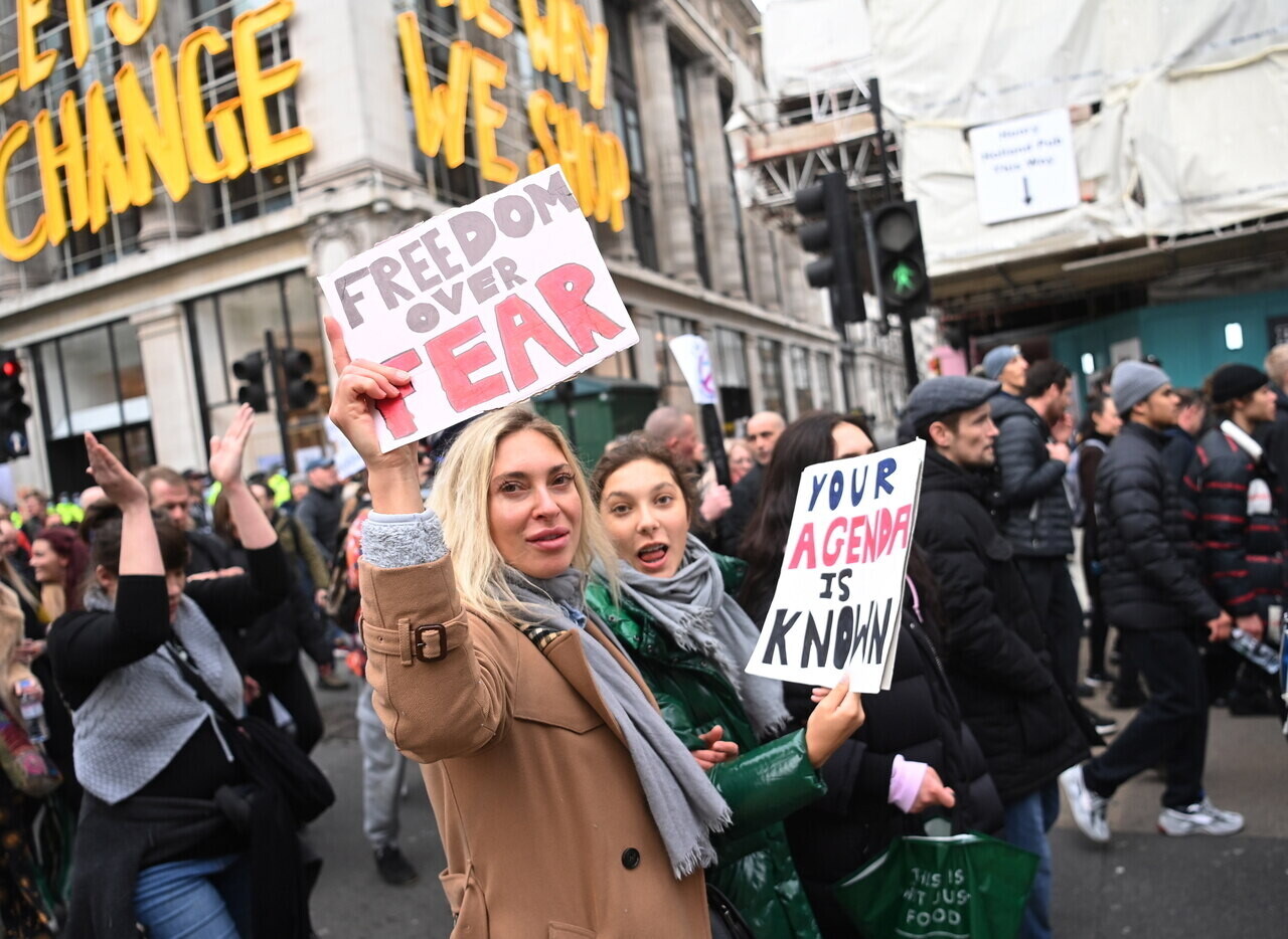Londýnské koronavirové restriktivní protesty proti koronavírusu Lezárás Ellenes Tüntetés