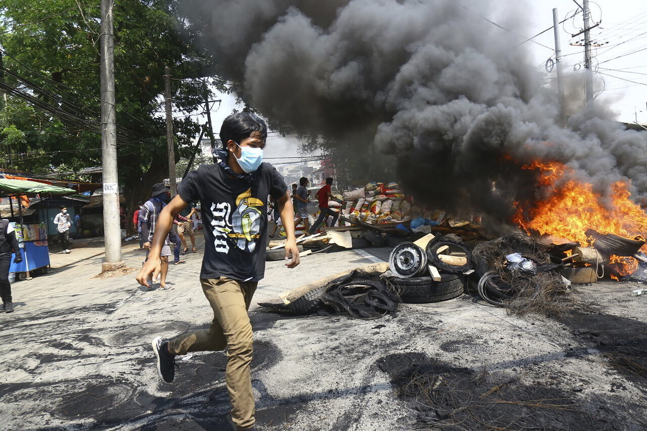 Myanmar Mianmar nepokoje Tüntetések Protesty Fire Felgyújtott Flame