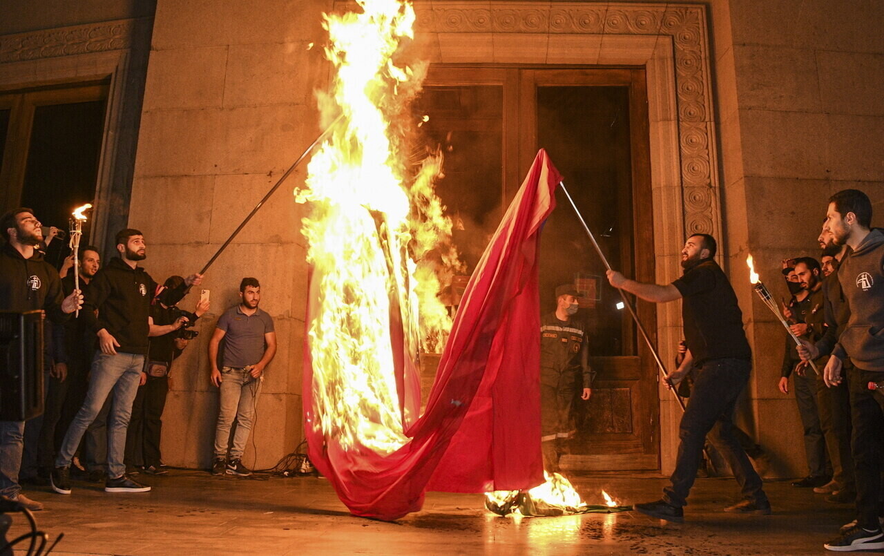 अर्मेनियाई लोगों ने तुर्की का झंडा तुर्की यूएसए को जलाया