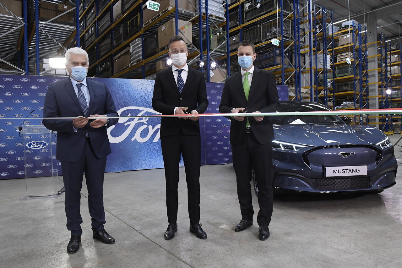Ford-inaugurates-a-logistics-center-in-Hungary