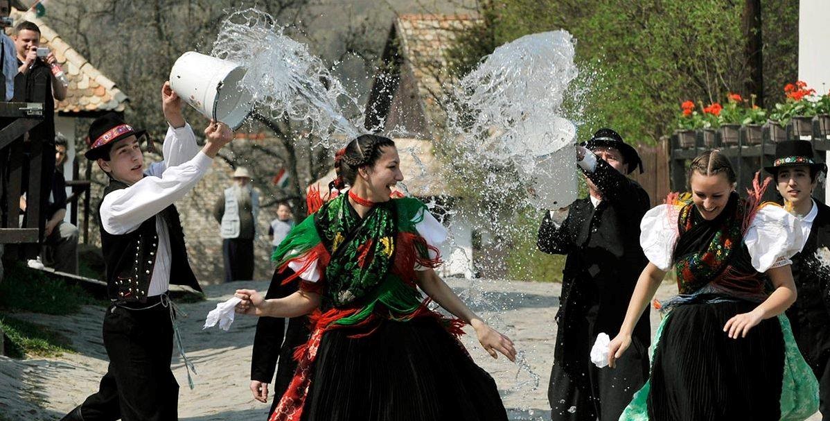Locsolás يسقي تقليد عيد الفصح المجري مجيار هوسفيتي سزوكاسوك