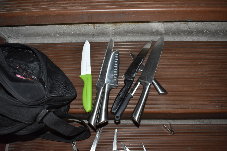 पुलिस रेन्डोरसेग एल्कोवेटी केसेल्स छुरा चाकू