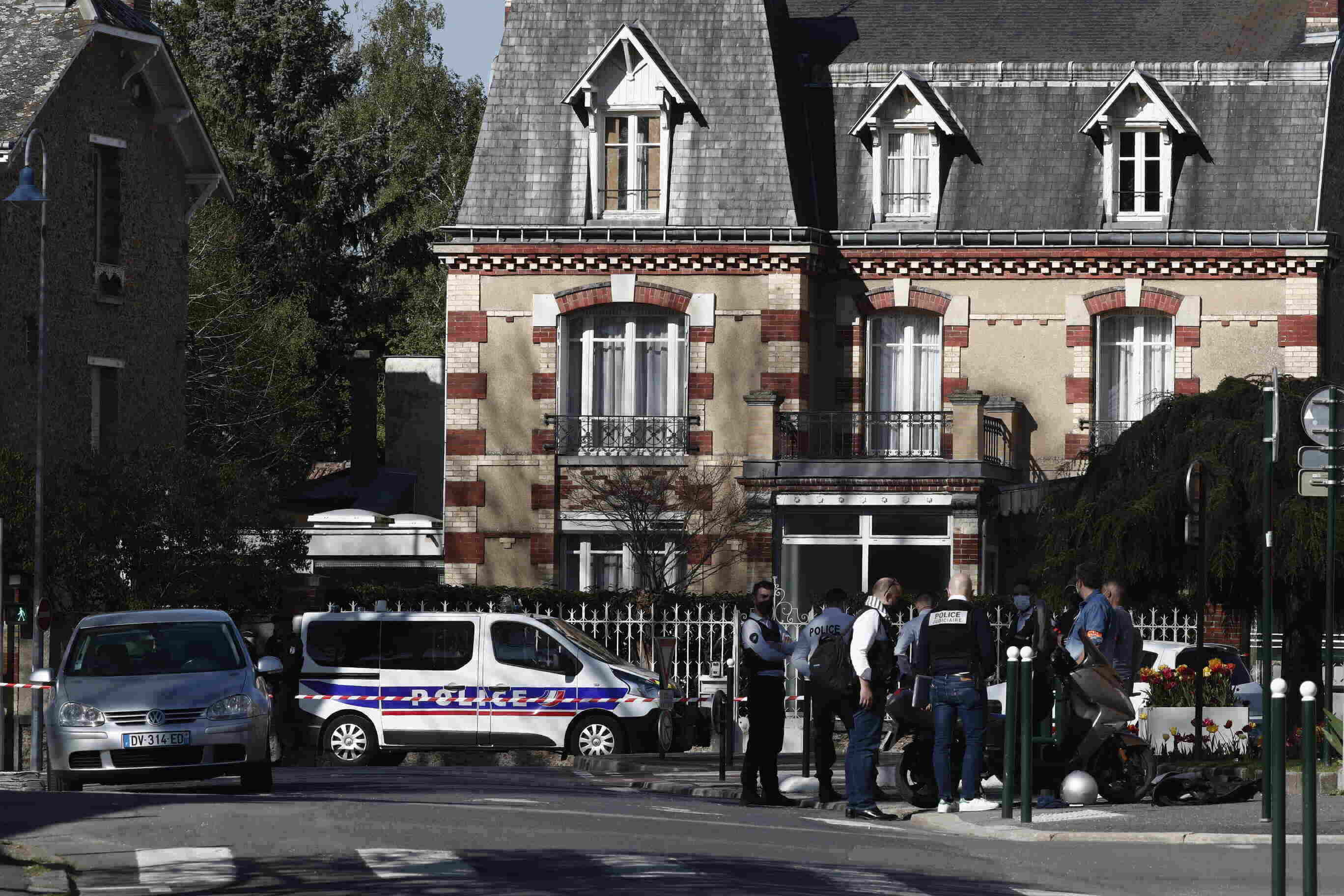 फ्रांस में पुलिस पर हमला