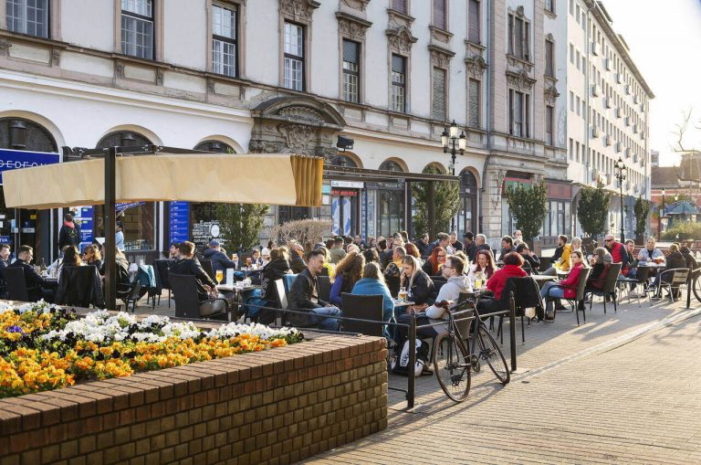 restaurant terrace-hungary-coronavirus