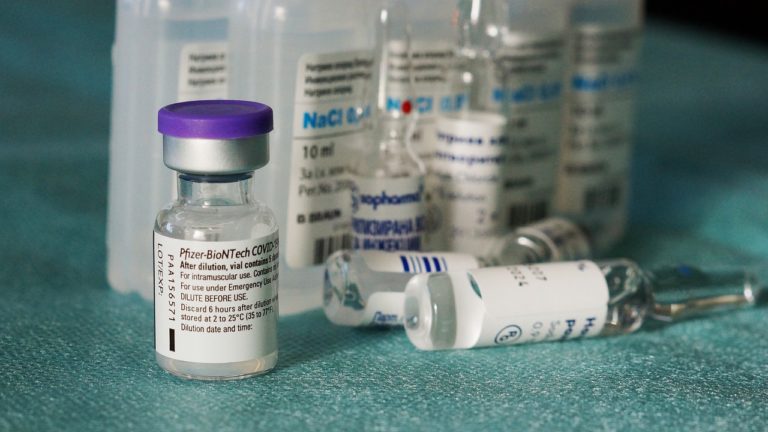 冠狀病毒疫苗 Pfizer BioNTech Vakcina Oltás Koronavirus COVID-19