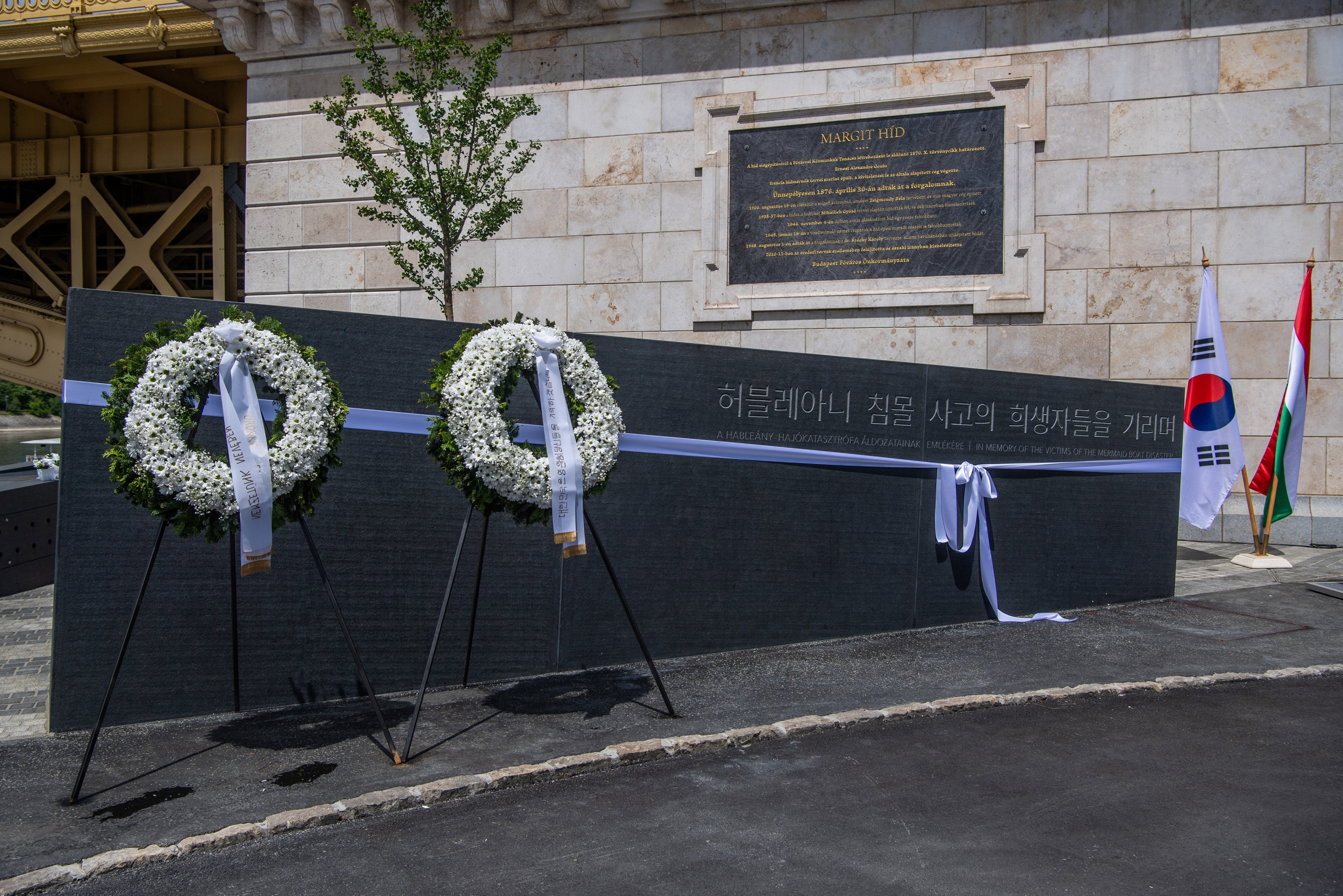 Урочисте відкриття меморіалу жертвам зіткнення катера на Дунаї