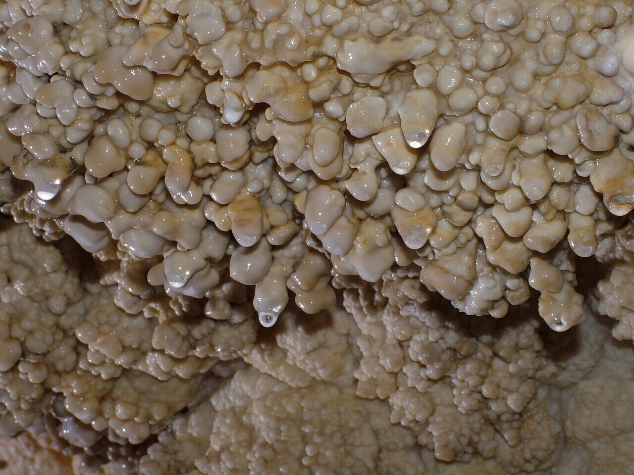 Jeskynní krápníky Pál-völgyi