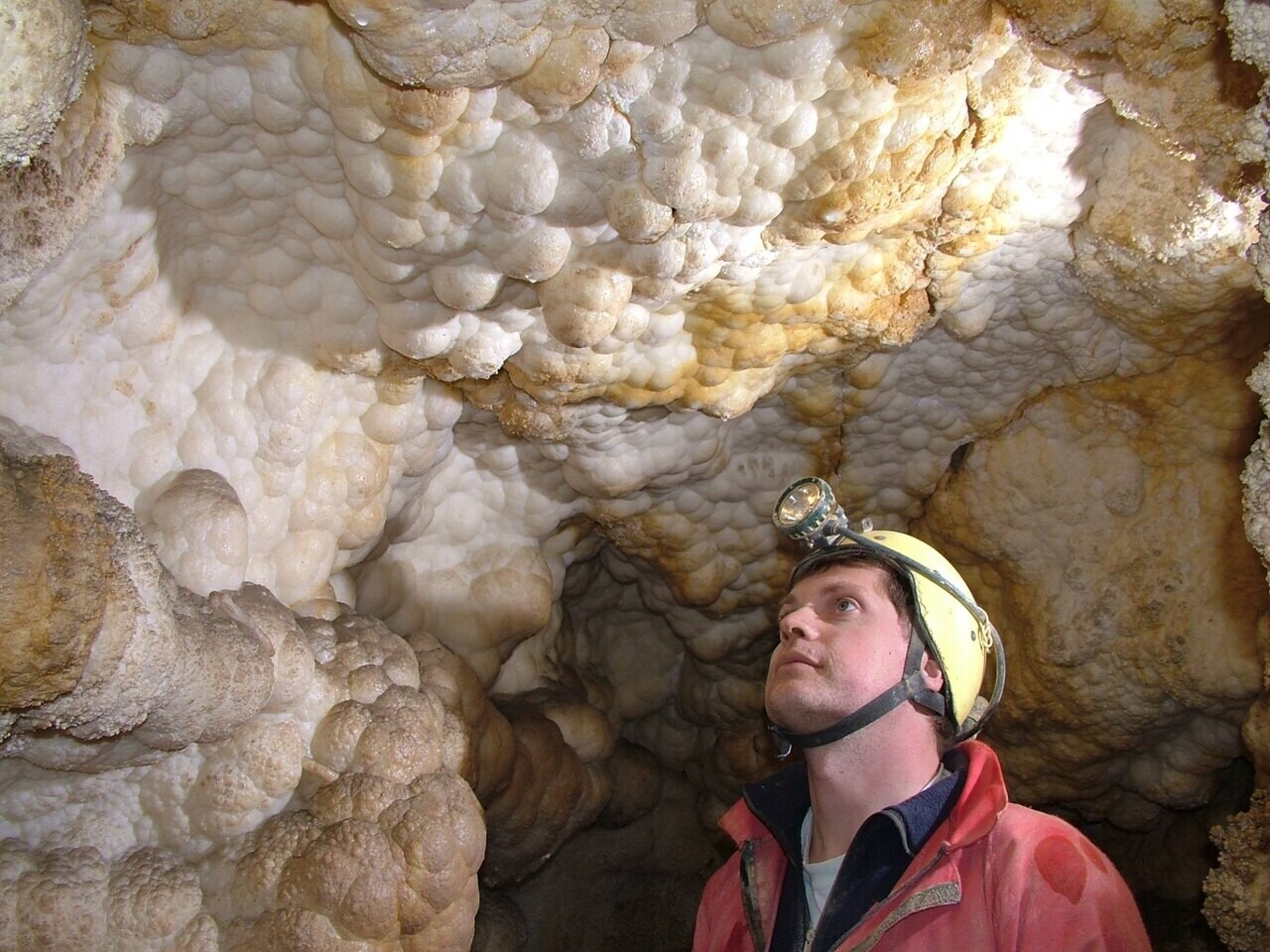 Formación de piedra de la cueva Szemlő-hegyi 2