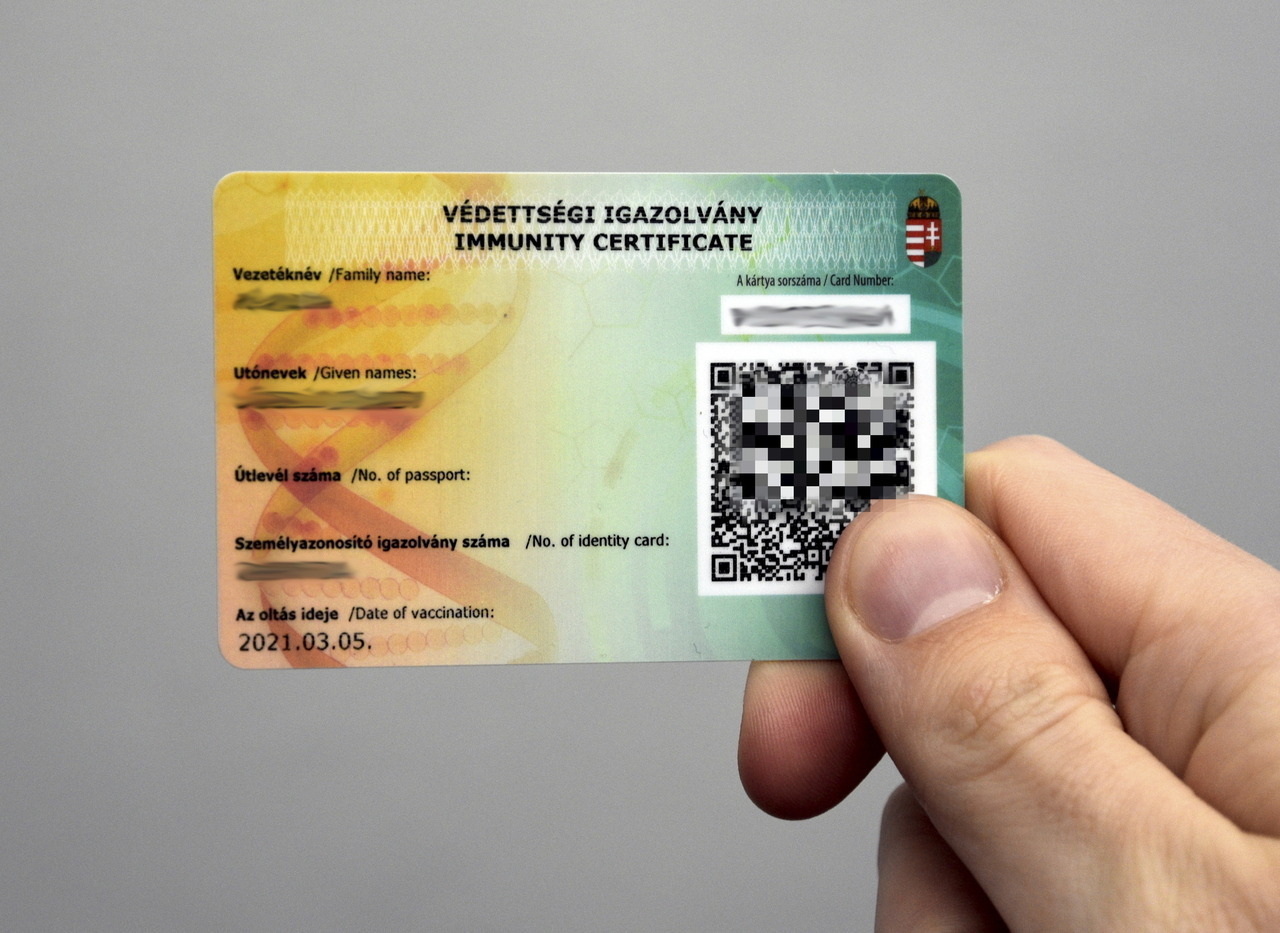 بطاقة بلاستيكية لشهادة الحصانة Védettségi Igazolvány