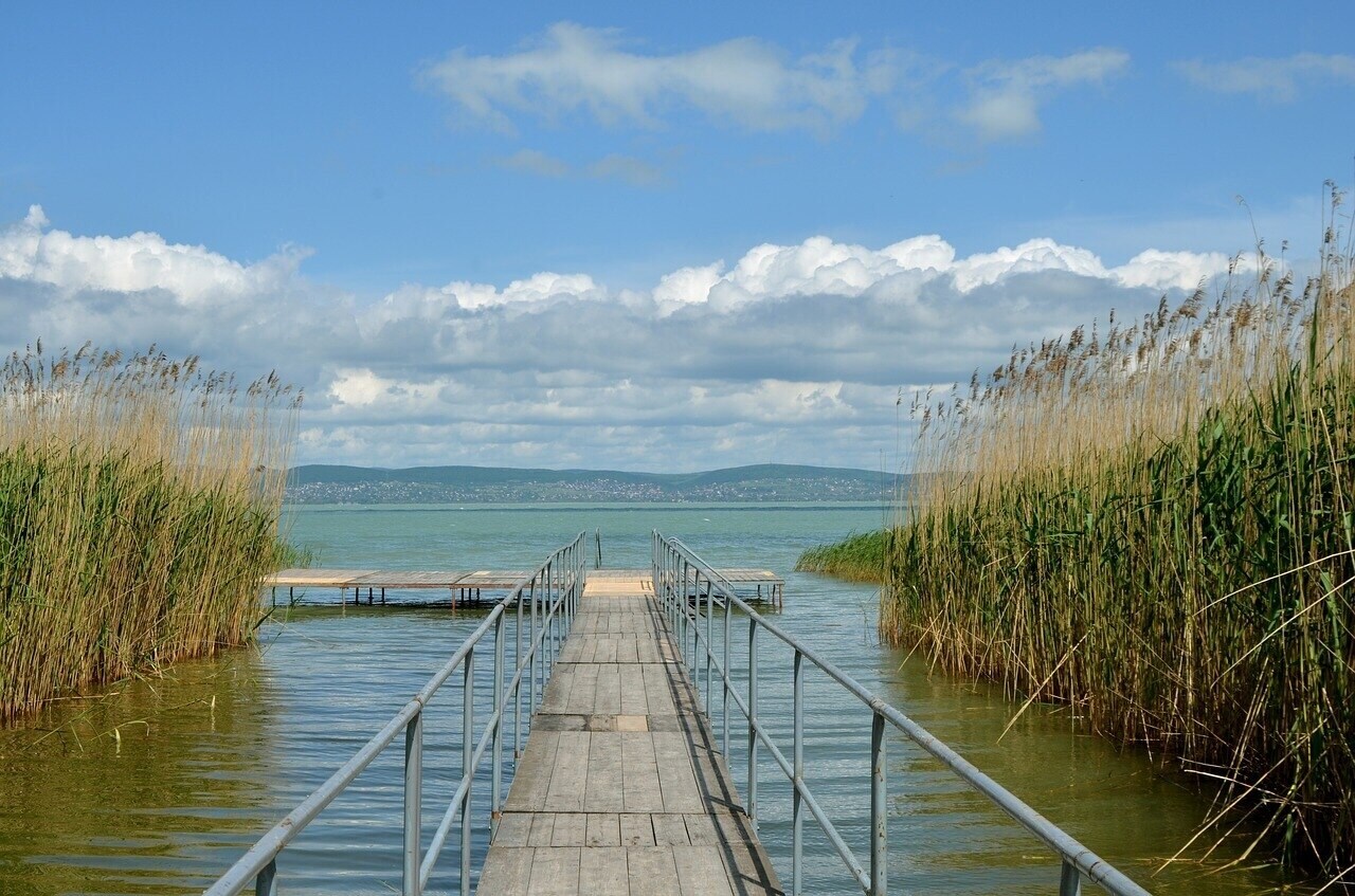 Muelle del lago Balatón