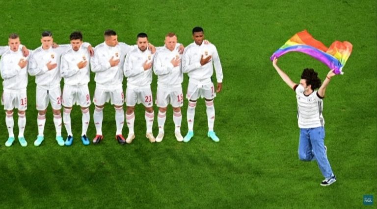 fan de drapeau arc-en-ciel